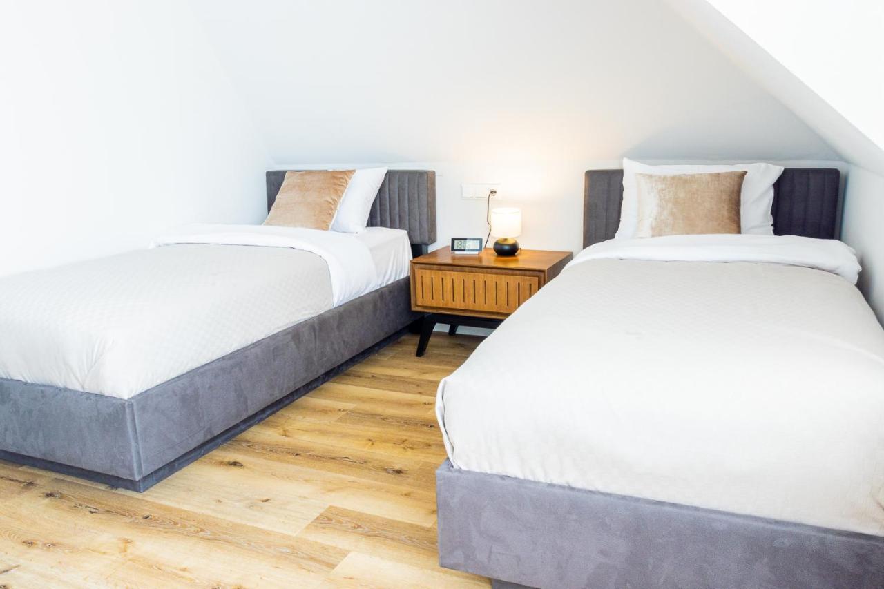 Moderne Maisonette Ferienwohnung Mit Gartenzugang, Nur 7 Gehminuten Zum Strand, Parkplatz & Fahrradunterstellplatz シャルボイツ エクステリア 写真