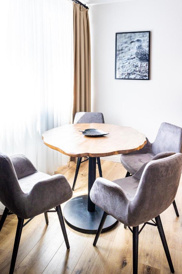 Moderne Maisonette Ferienwohnung Mit Gartenzugang, Nur 7 Gehminuten Zum Strand, Parkplatz & Fahrradunterstellplatz シャルボイツ エクステリア 写真