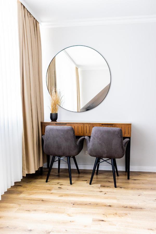 Moderne Maisonette Ferienwohnung Mit Gartenzugang, Nur 7 Gehminuten Zum Strand, Parkplatz & Fahrradunterstellplatz シャルボイツ エクステリア 写真