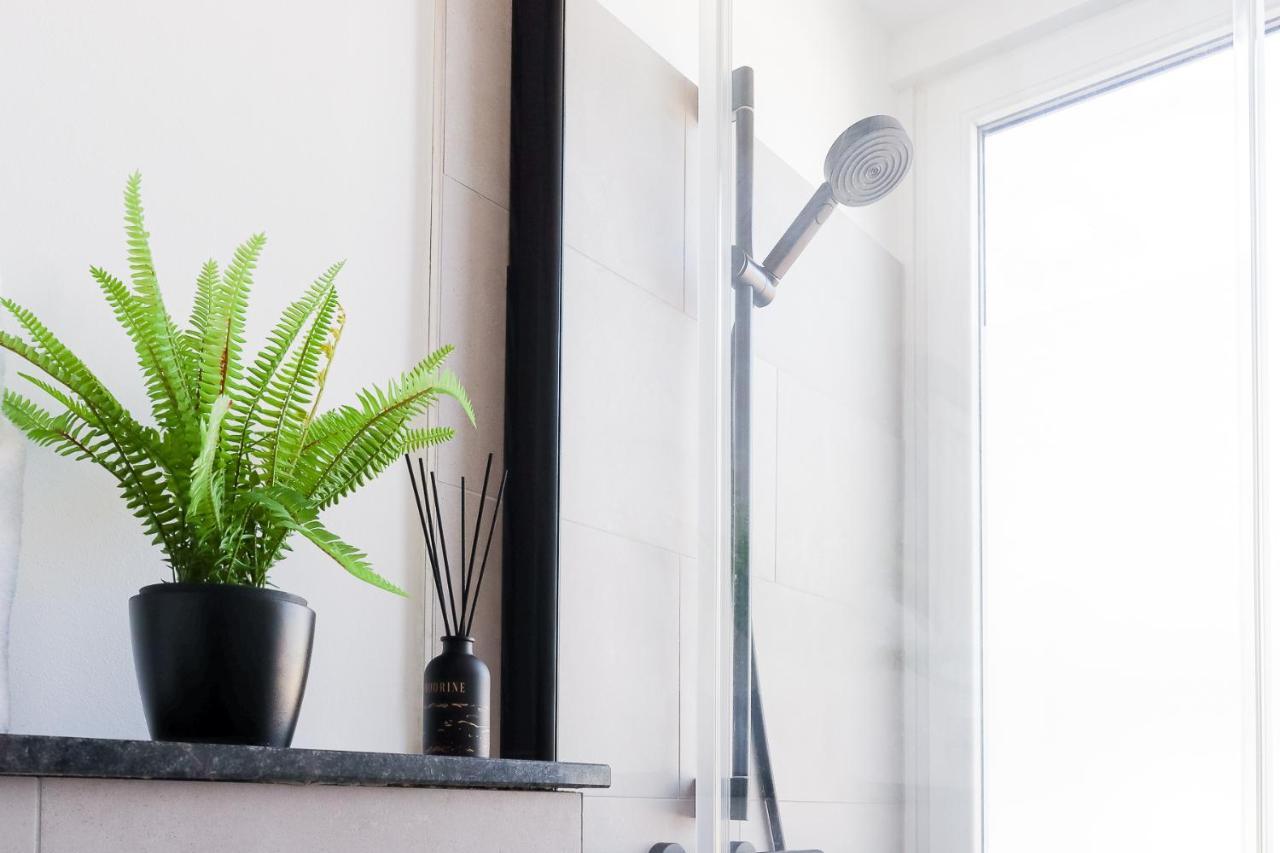 Moderne Maisonette Ferienwohnung Mit Gartenzugang, Nur 7 Gehminuten Zum Strand, Parkplatz & Fahrradunterstellplatz シャルボイツ エクステリア 写真