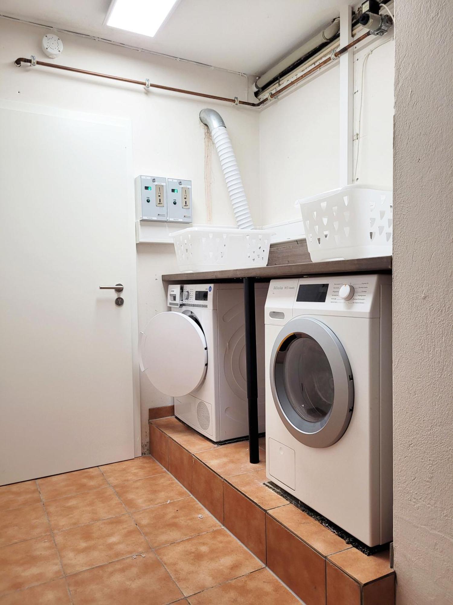Moderne Maisonette Ferienwohnung Mit Gartenzugang, Nur 7 Gehminuten Zum Strand, Parkplatz & Fahrradunterstellplatz シャルボイツ エクステリア 写真